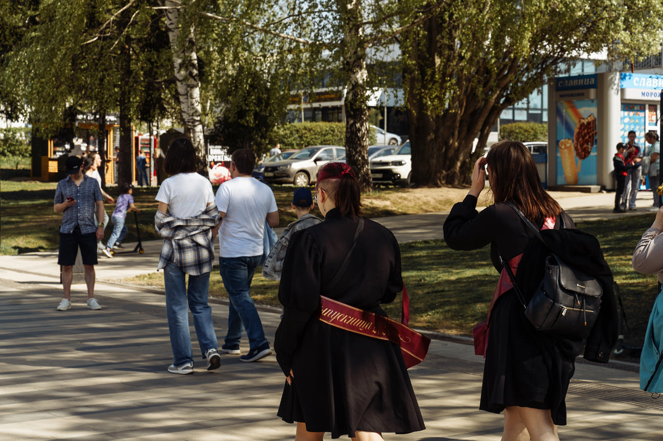 Выпускники школ в Ижевске гуляют по Центральной площади