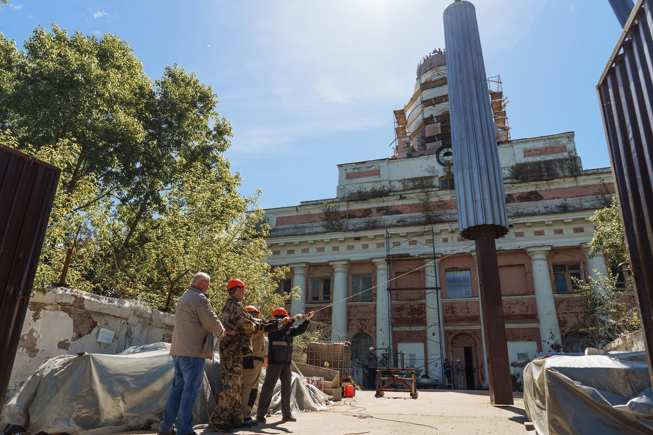 Процесс установки триумфальной колонны на башню Ижмаша