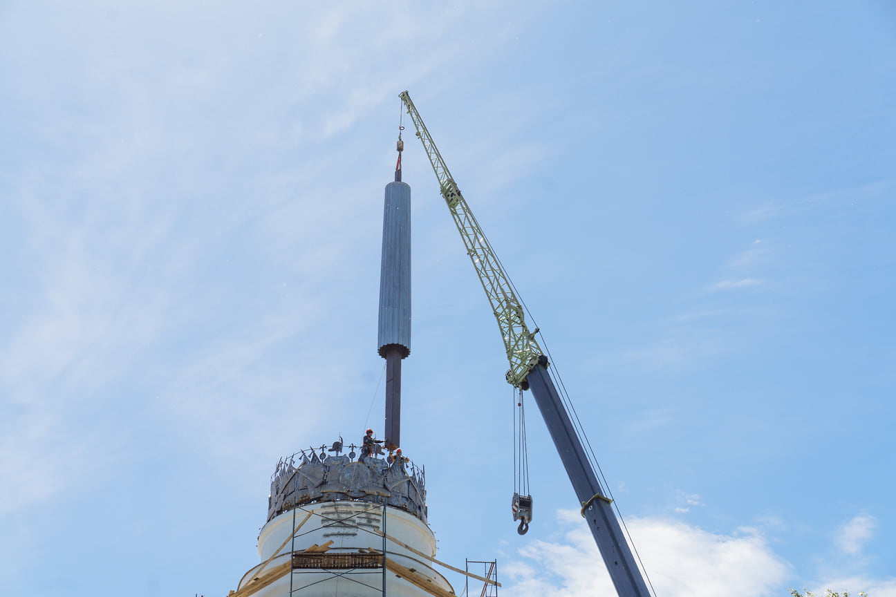 Процесс установки триумфальной колонны на башню Ижмаша