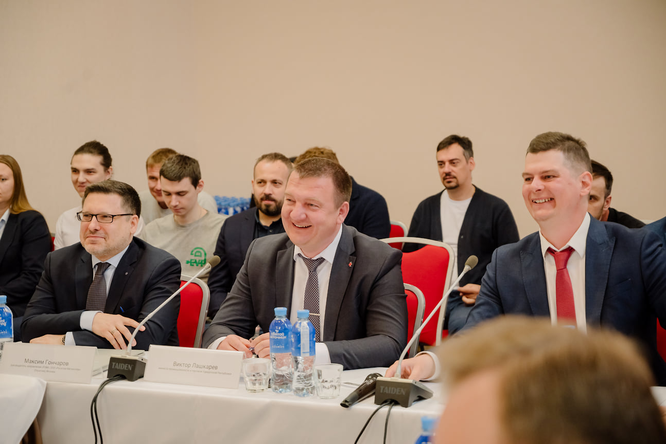 Руководитель направления «РЗМ» ООО «Русатом Металлтех» Максим Гончаров, министр промышленности и торговли Удмуртии Виктор Лашкарев и модератор Александр Некрасов 