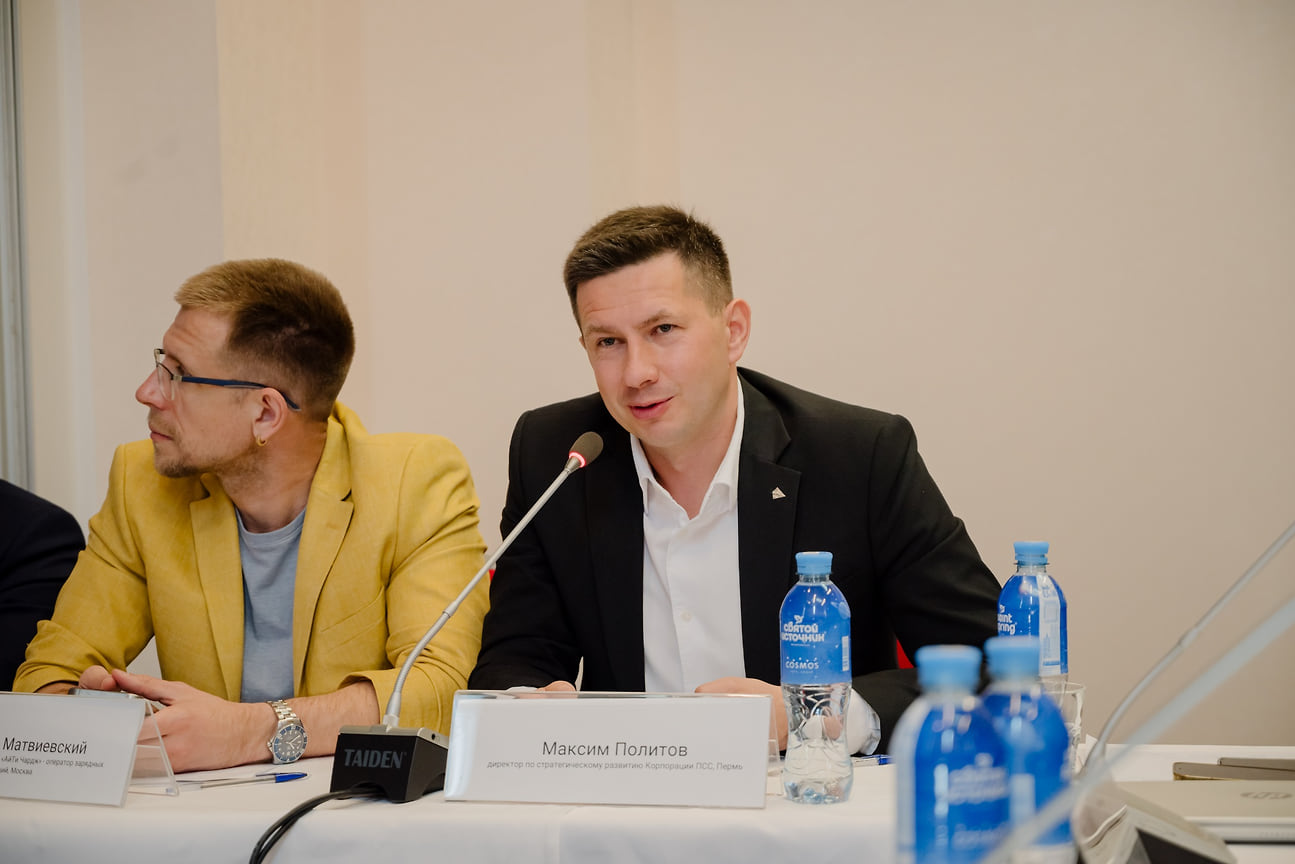 Максим Политов, директор по стратегическому развитию Корпорации ПСС (справа)