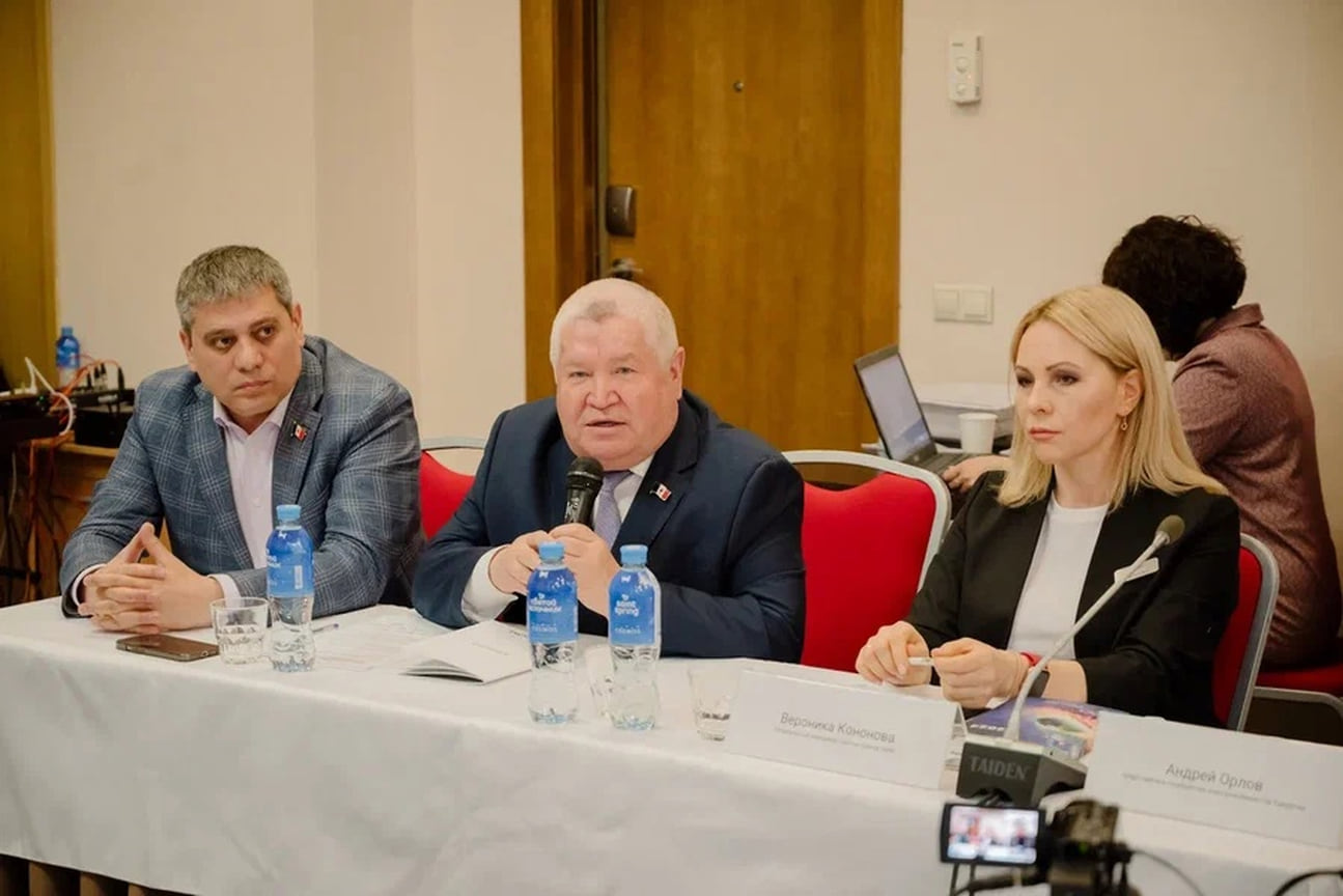 Петр Фомин, председатель постоянной комиссии Госсовета Удмуртии по общественной безопасности (в центре)