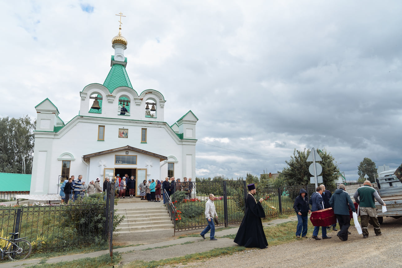 Прощание с Екатериной Шкляевой проходило в храме, деньги на который собирали участницы коллектива &quot;Бабушки из Бураново&quot;