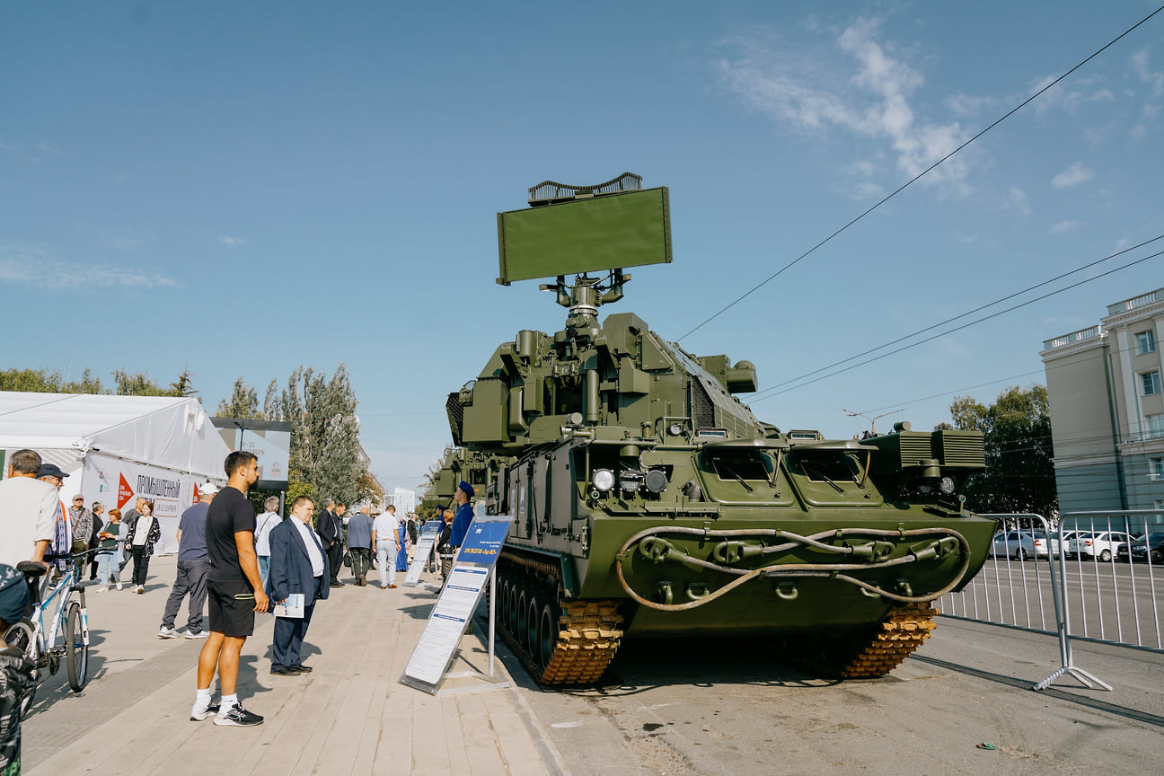 Первое, что встречает гостей выставки военной техники в Ижевске, — боевая машина ЗРК «Тор-М2»