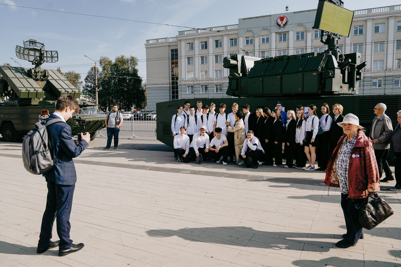 Жители и гости столицы Удмуртии проявляют интерес к военной технике и фотографируются на ее фоне