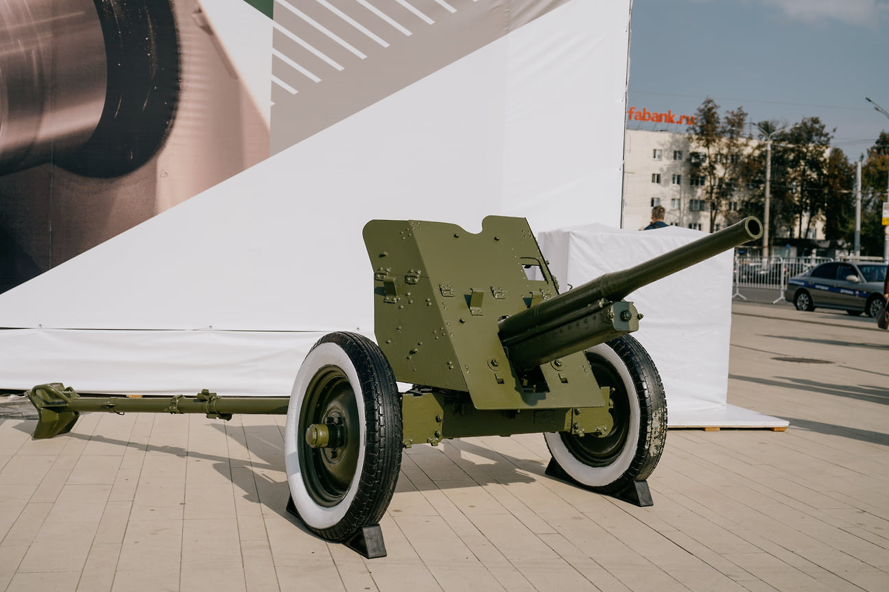 На выставке военной техники представили зенитные орудия времен Великой Отечественной войны