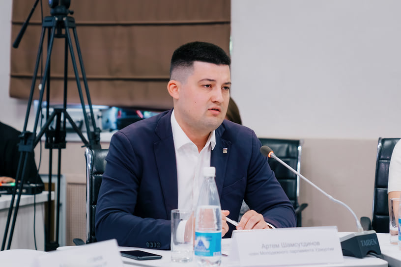 Член регионального Молодежного парламента Артем Шамсутдинов