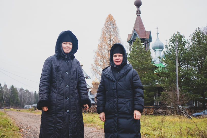 Слева направо: старшая сестра по хозяйству инокиня София и еще одна насельница