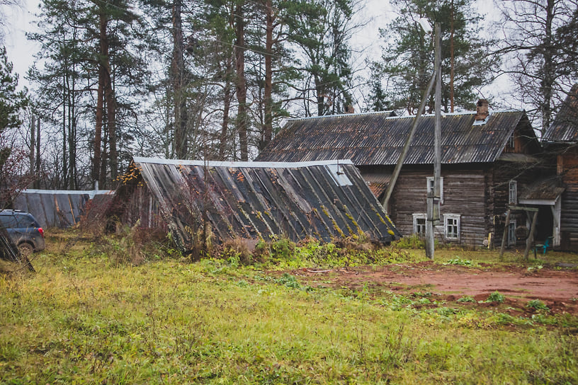 Раскатанный дом на территории комплекса