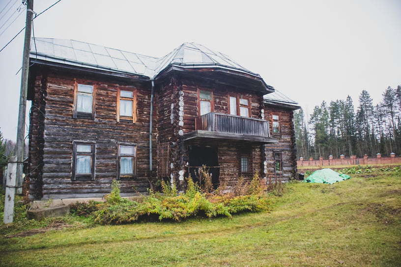 Двухэтажный дом, где проживают монахини