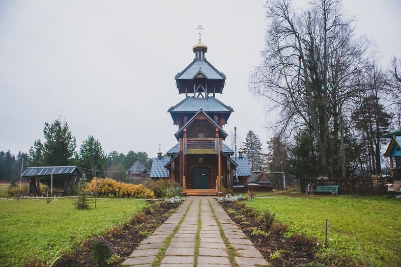 Центральный вход в Покровский храм