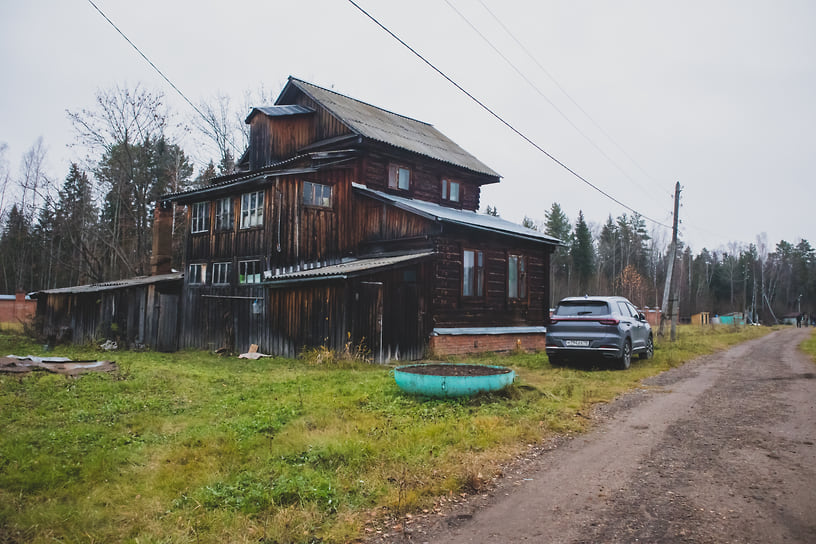 Жилой дом ближе к выезду, переданный РПЦ