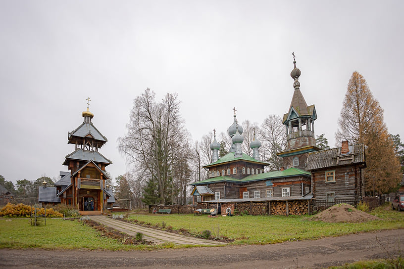 Слева направо: Покровский и Трифоновский храмы в Каменном Заделье