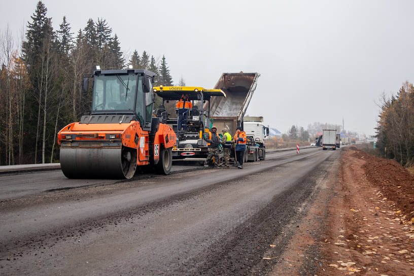 Дорожники срезают изношенный слой асфальта специальными фрезами