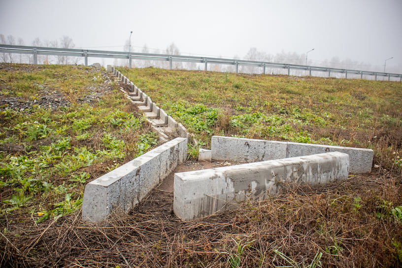 Вместе с заменой дорожного полотна рабочие обустраивают прилежащую дорожную инфраструктуру — разметку, освещение, систему ливневой канализации