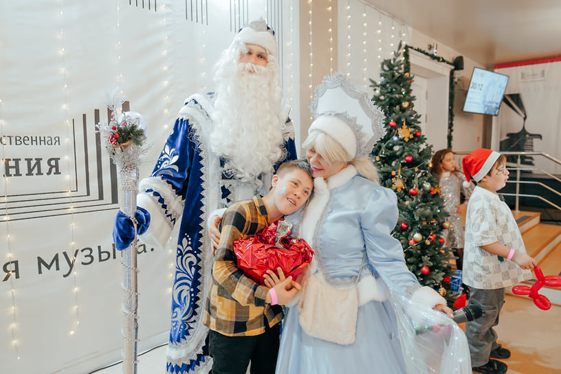 Главная цель акции – устроить детям запоминающийся новогодний утренник и, конечно, раздать подарки
