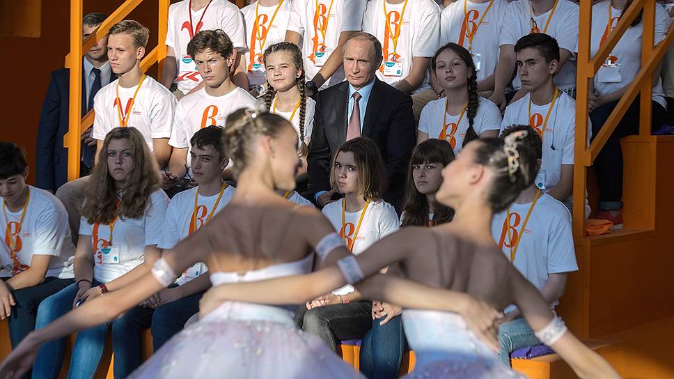 Владимир Путин наблюдает за формированием у детей различных навыков  
