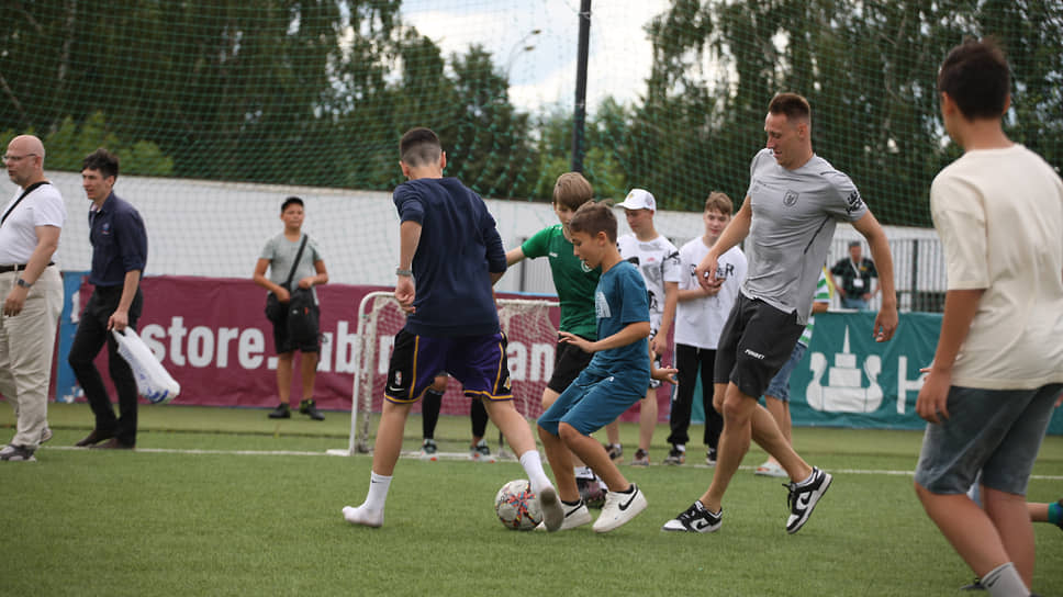 Защитники Алексей Грицаенко сыграл в футбол с гостями праздника 