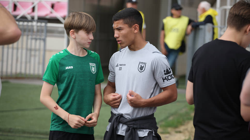 Полузащитник Умарали Рахмоналиев делится опытом с юным игроком 