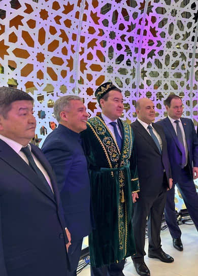 Бывший премьер-министр Казахстана  Алихан Смаилов (в центре)