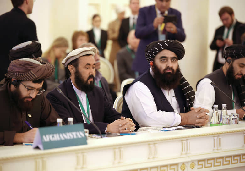 Член руководства движения Талибан (запрещено в России), исполняющий обязанности министра иностранных дел Исламского Эмирата Афганистан Амир Хан Муттаки (второй справа)