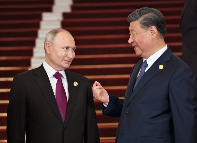 Председатель КНР Си Цзиньпин (справа) и президент России Владимир Путин 