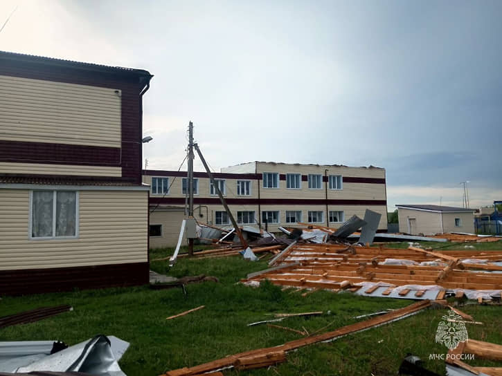 В Татарстане из-за сильного ветра со здания школы сорвало кровлю