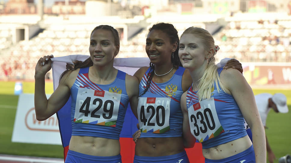 Эмилия Тангара (в центре) стала золотой золотой медалисткой Игр БРИКС в забеге на 400 м. с препятствиями