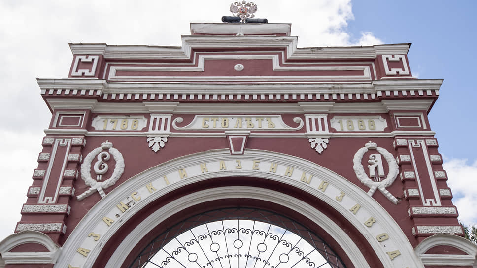 Арка «Красные ворота» в парке Петрова в Казани 