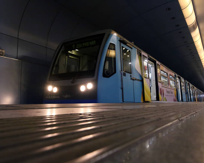 В Казани пенсионер упал с платформы перед приближающимся поездом метро
