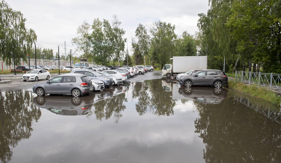 В результате ливня дороги в Казани затопило водой
