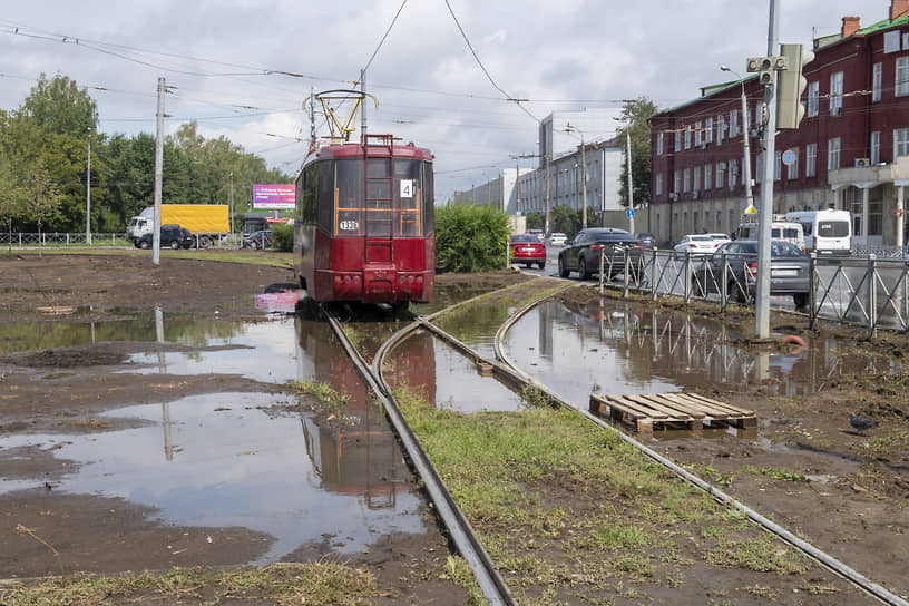 В результате ливня дороги в Казани затопило водой