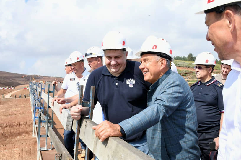 В Татарстане завершили надвижку пролета моста через реку Кама.