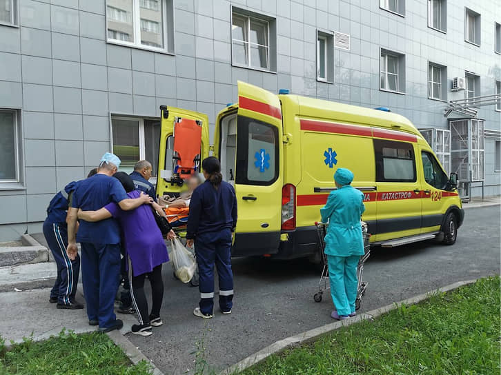 Выжившего при крушении самолета в Татарстане мужчину переводят в Москву.