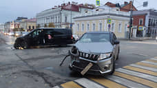 В центре Казани столкнулись Mercedes и Suzuki