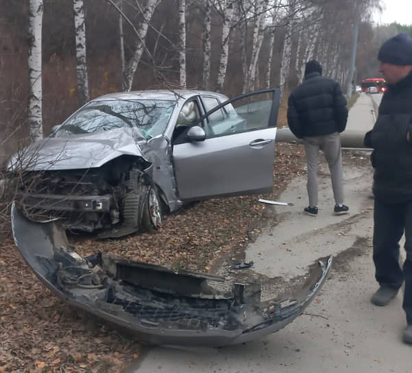 В Казани на ул. Танковая машина врезалась в столб, повреждена контактная сеть