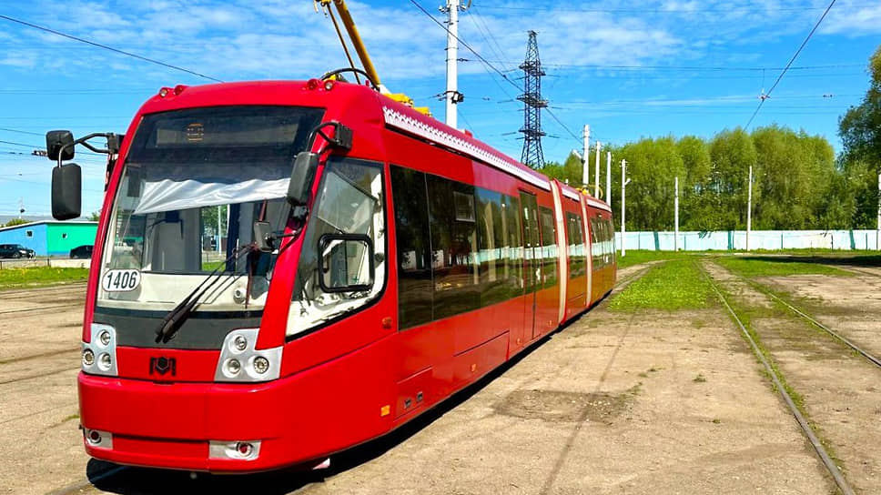 В Казань передали первый трехсекционный трамвайный вагон из Петербурга