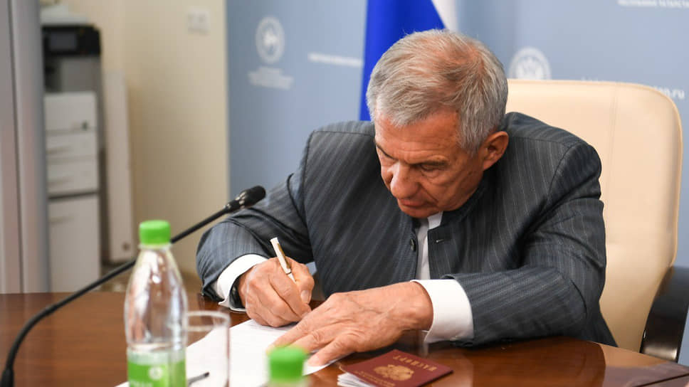 Рустам Минниханов подал документы о выдвижении на выборы раиса Татарстана