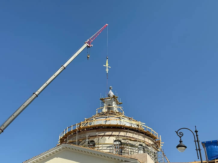 В Казани на храм Николы Тульского установили освященный крест