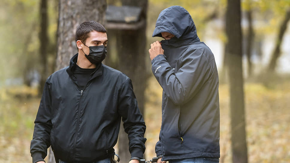 Обвиняемый в покушении на Ирину Шевыреву на месте преступления рядом с гимназией на ул. Восстания