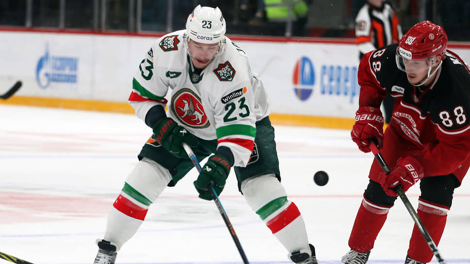 Форвард «Ак Барса» Дмитрий Яшкин (слева)