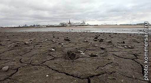 Вид обмелевшей реки Казанка после летней засухи.
