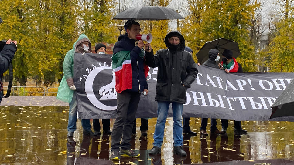 Лидер союза татарской молодежи «Азатлык» Наиль Набиуллин (слева)