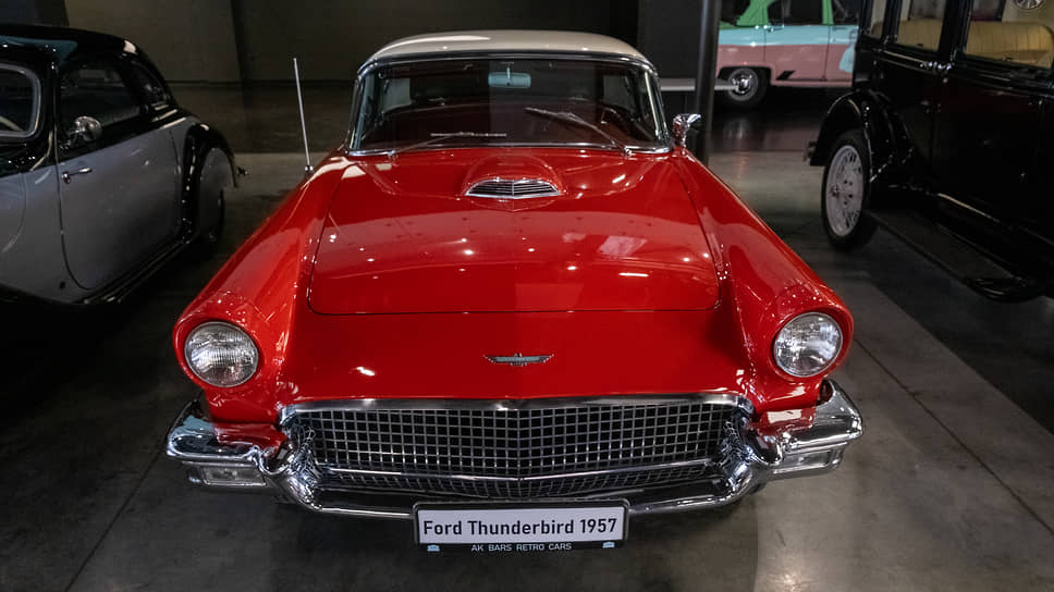 Автомобиль Ford Thunderbird 1957 года выпуска