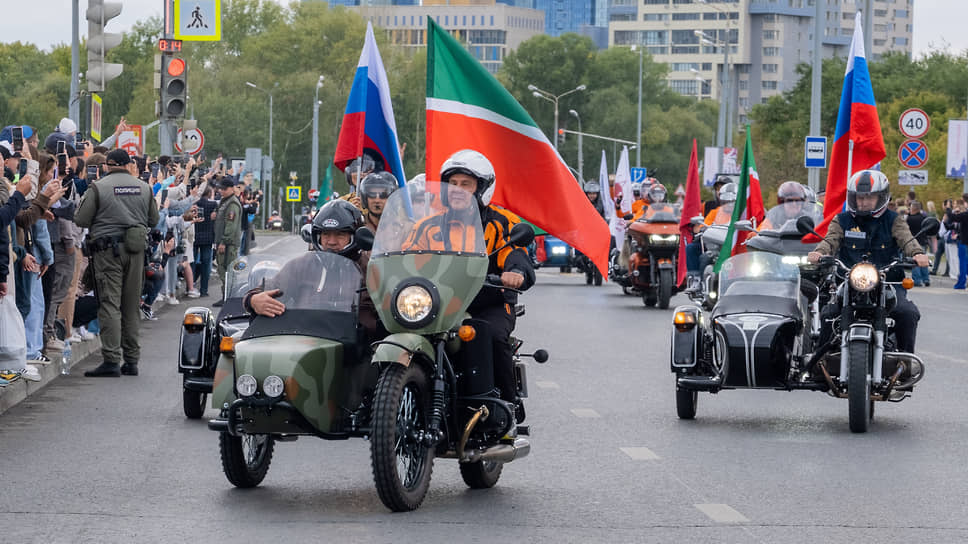 К колонне мотоциклистов присоединился глава Татарстана Рустам Минниханов
