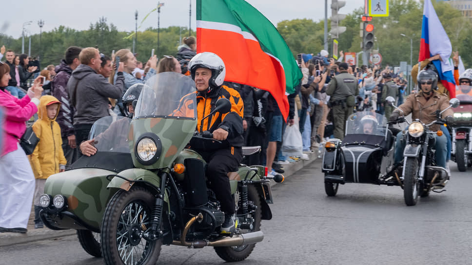 Глава Татарстана Рустам Минниханов за рулем мотоцикла с люлькой