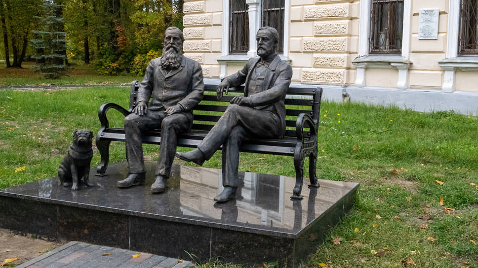 Памятник основателям астрономической обсерватории Казанского университета Василию Энгельгардту и Дмитрию Дубяго