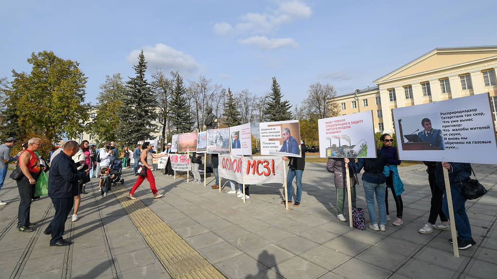 Участники пикета выстроились с плакатами возле ДК Ленина