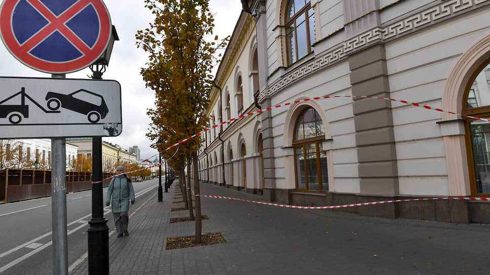 Прохожих обезопасили от пострадавшего от стихии здания, натянув ленточки