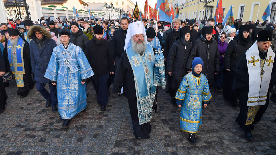 Крестный ход возглавил митрополит Казанский и Татарстанский Кирилл (в центре)